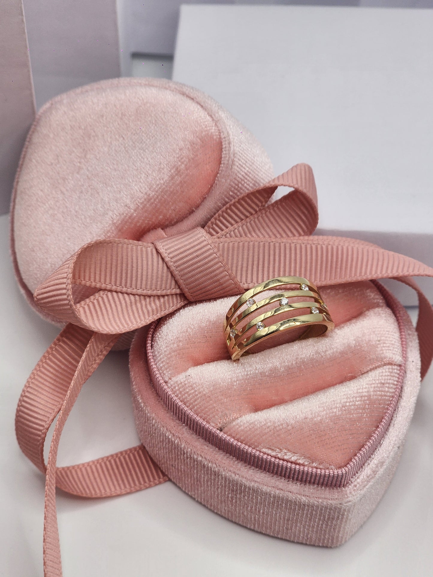 Four Row Ring with Dots
