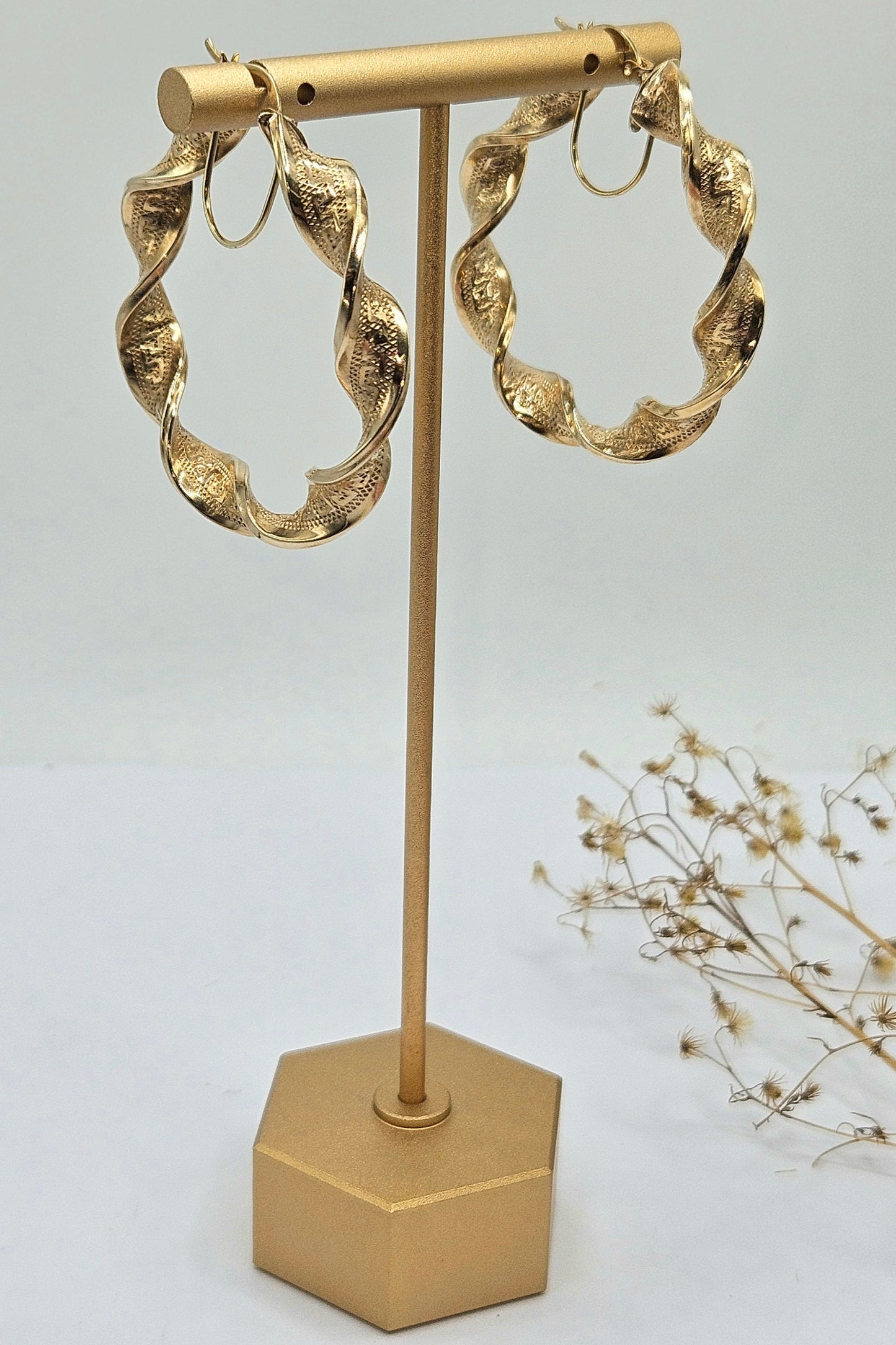 Twisted rings with Central Drawing