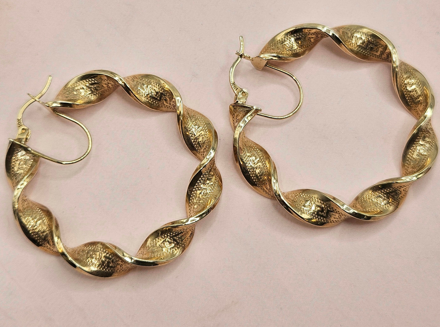Twisted rings with Central Drawing