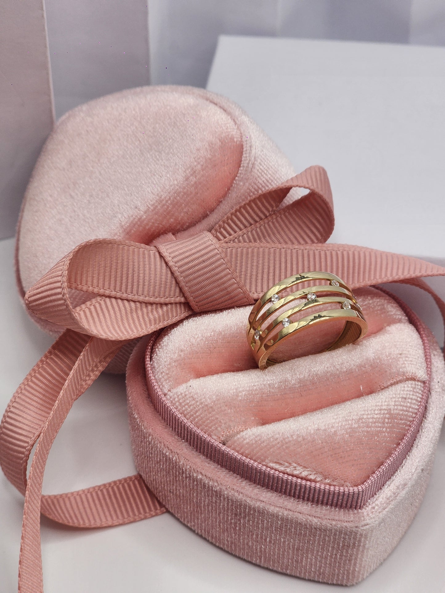 Four Row Ring with Dots