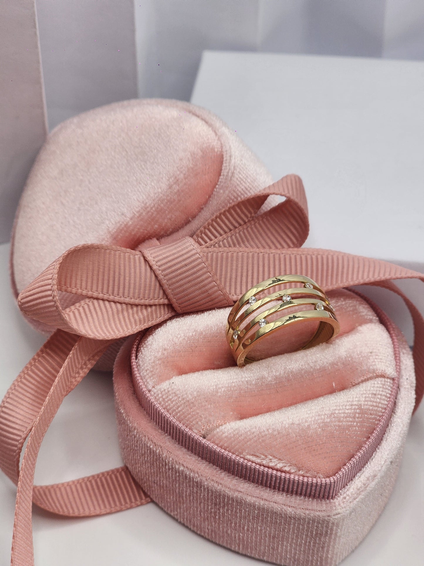 Four Row Ring with Dots