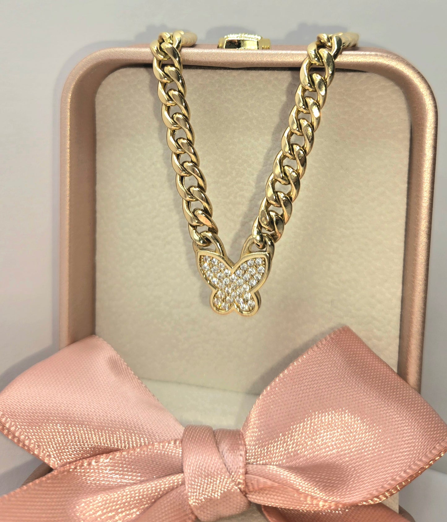 Chain of 3 butterflies