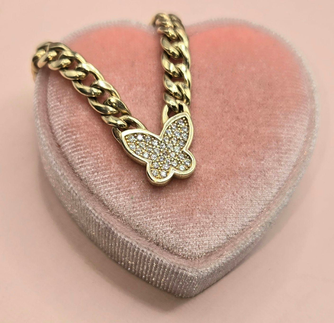 Chain of 3 butterflies