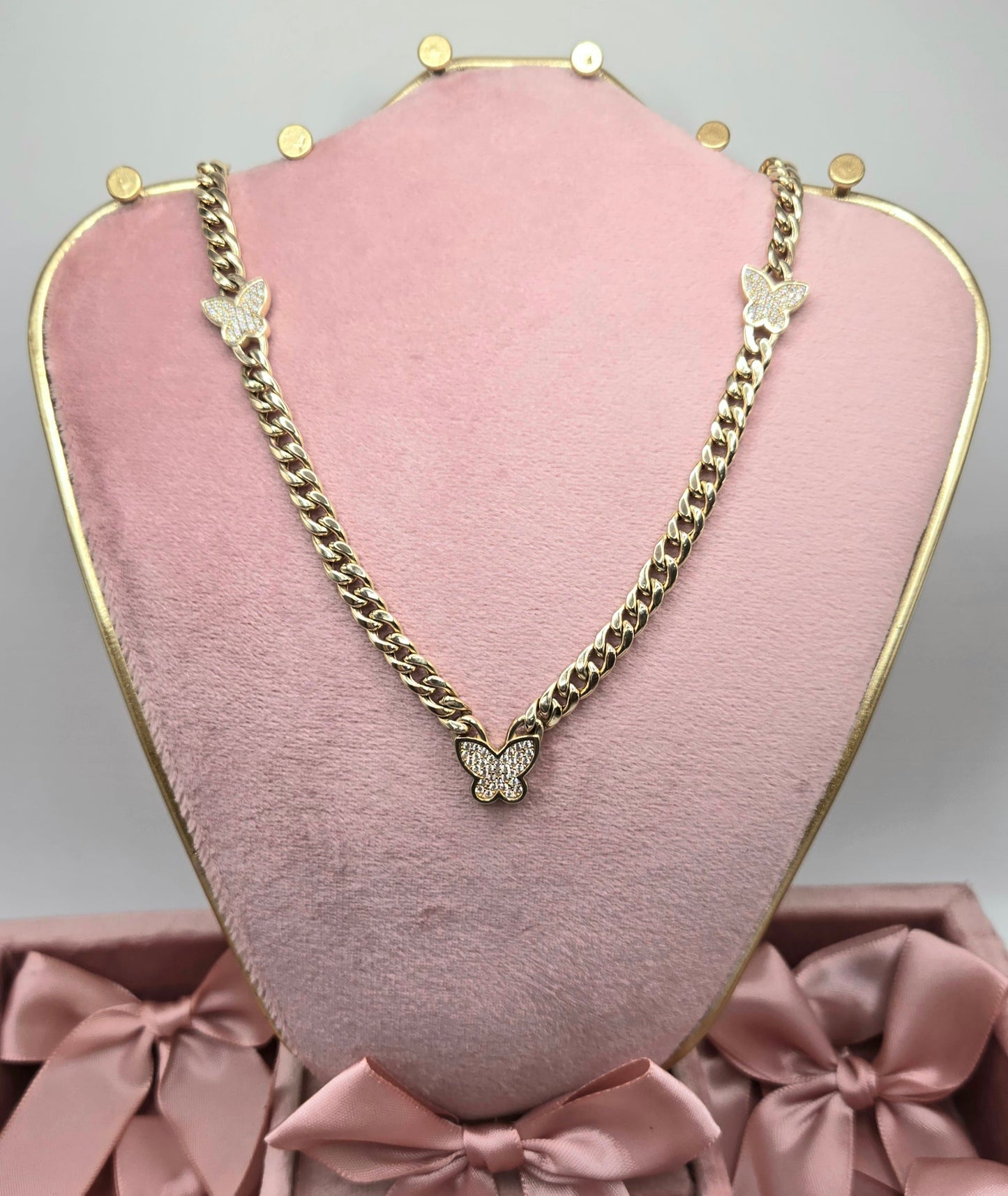 Chain of 3 butterflies