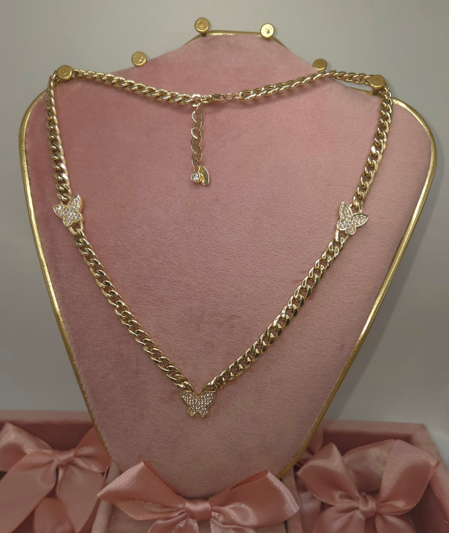 Chain of 3 butterflies