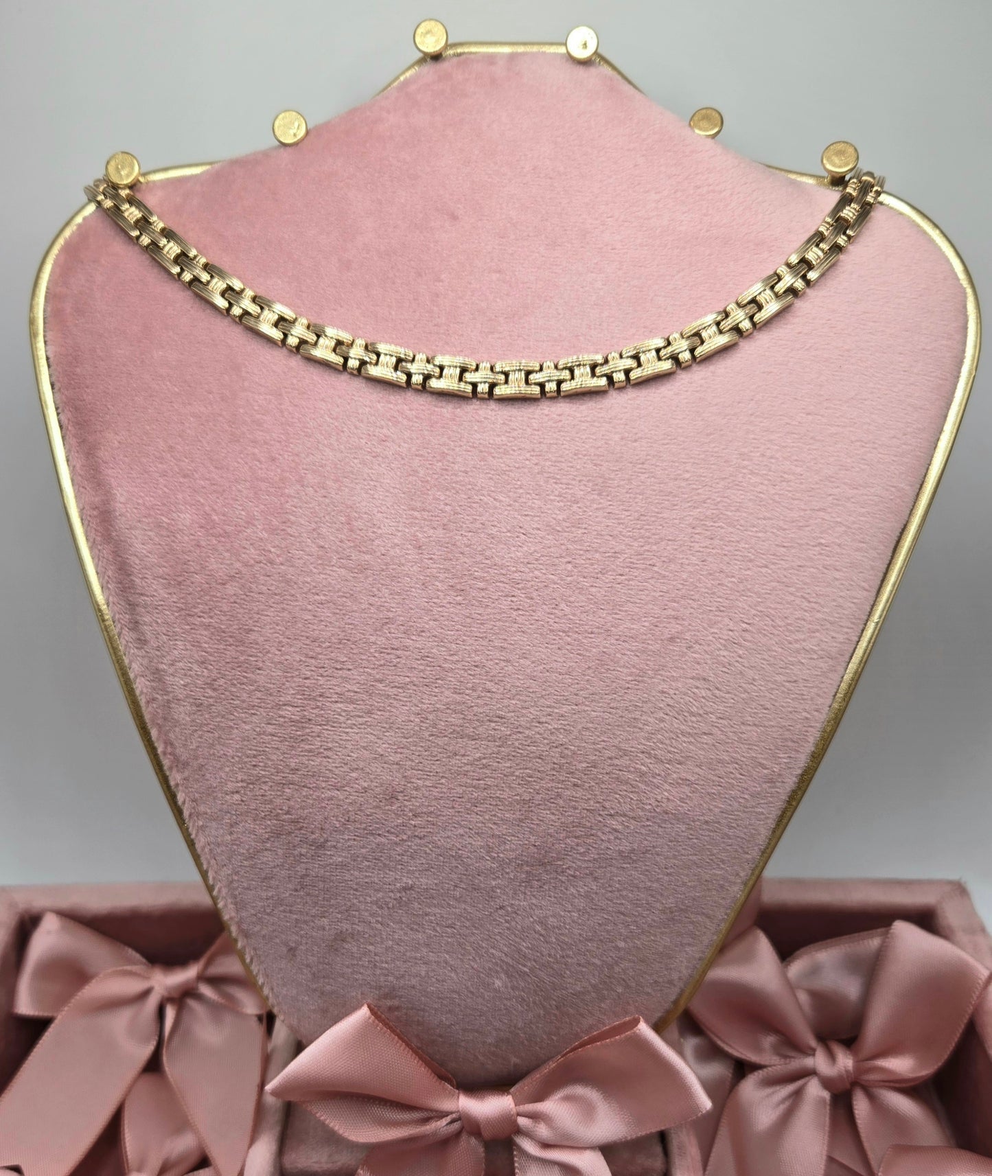 Cross-shaped Clock Choker