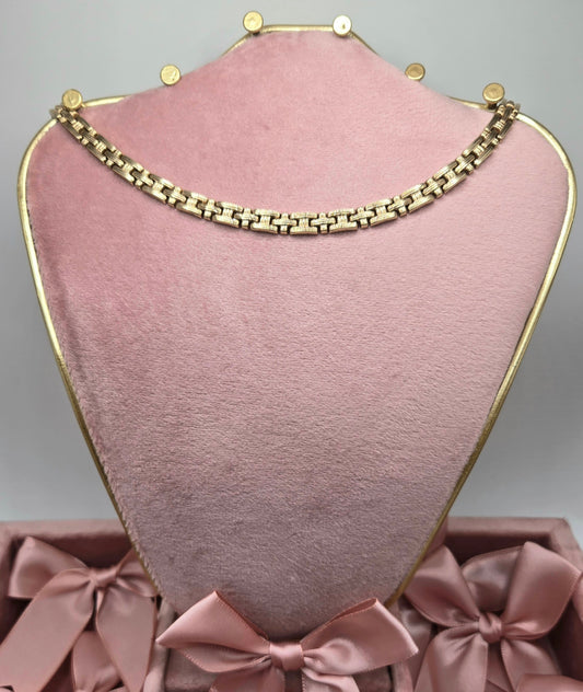 Cross-shaped Clock Choker