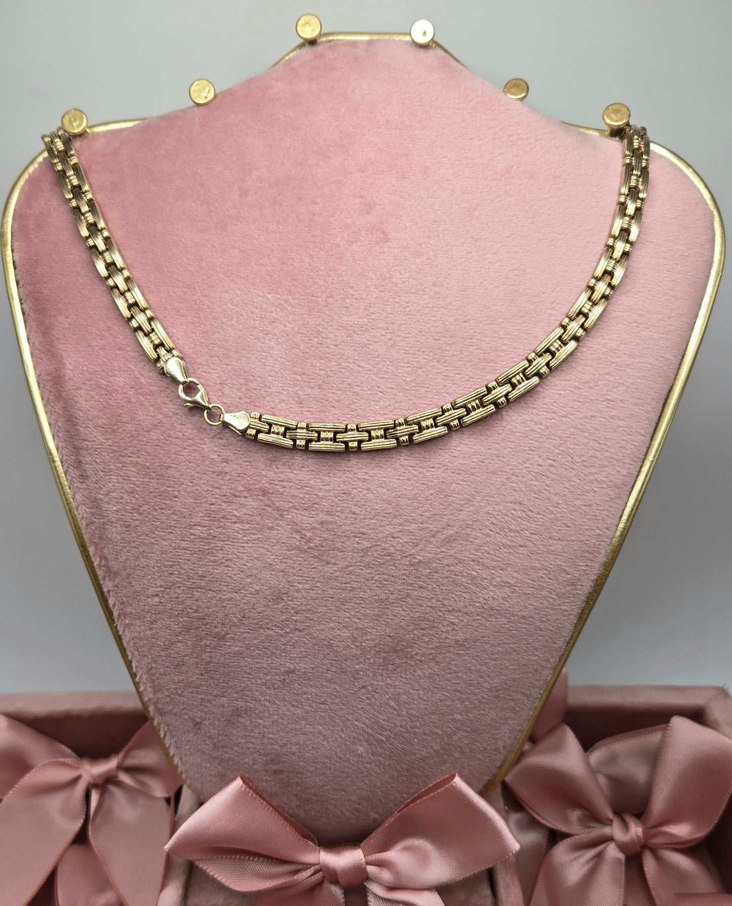 Cross-shaped Clock Choker