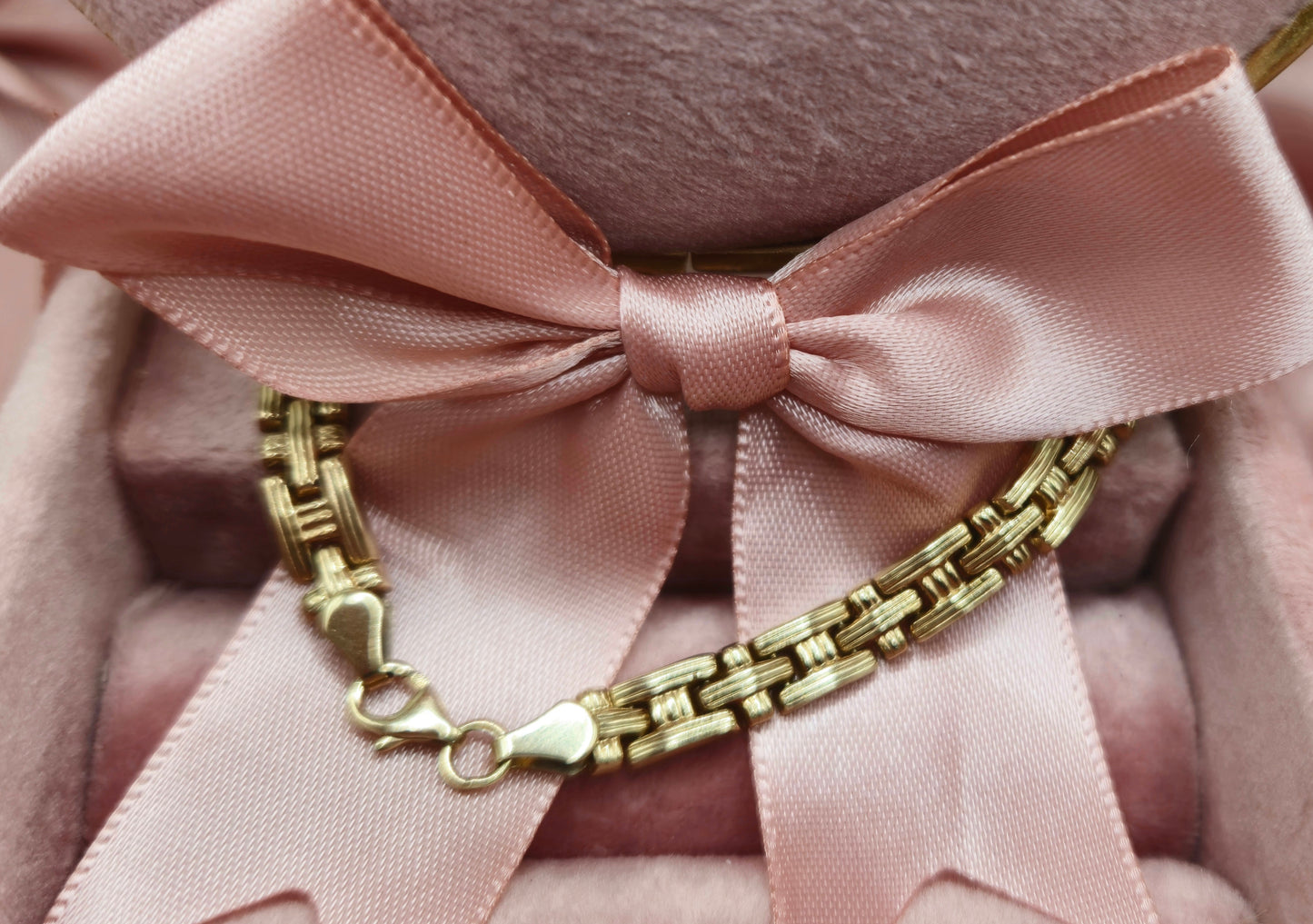 Cross-shaped Clock Choker