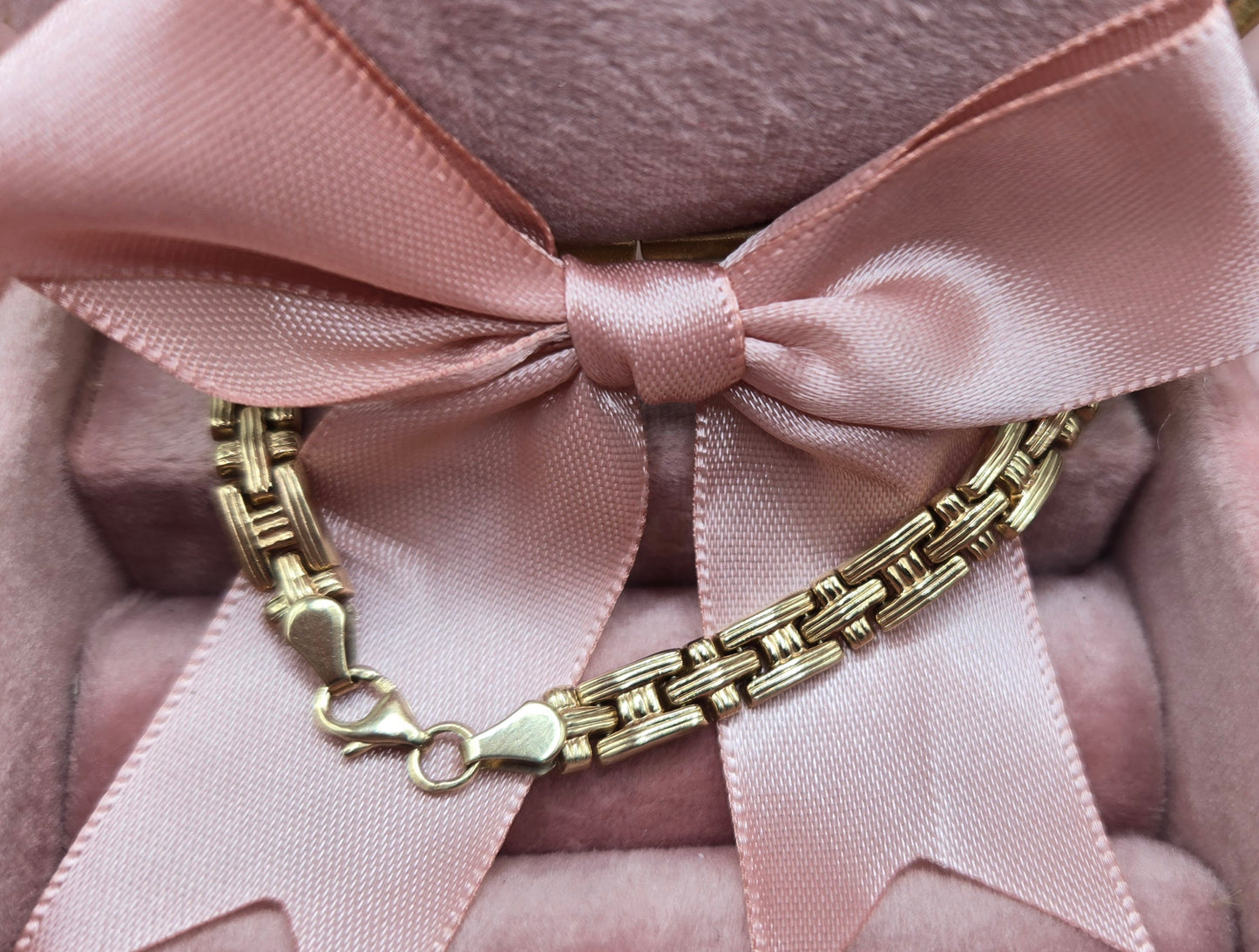 Cross-shaped Clock Choker
