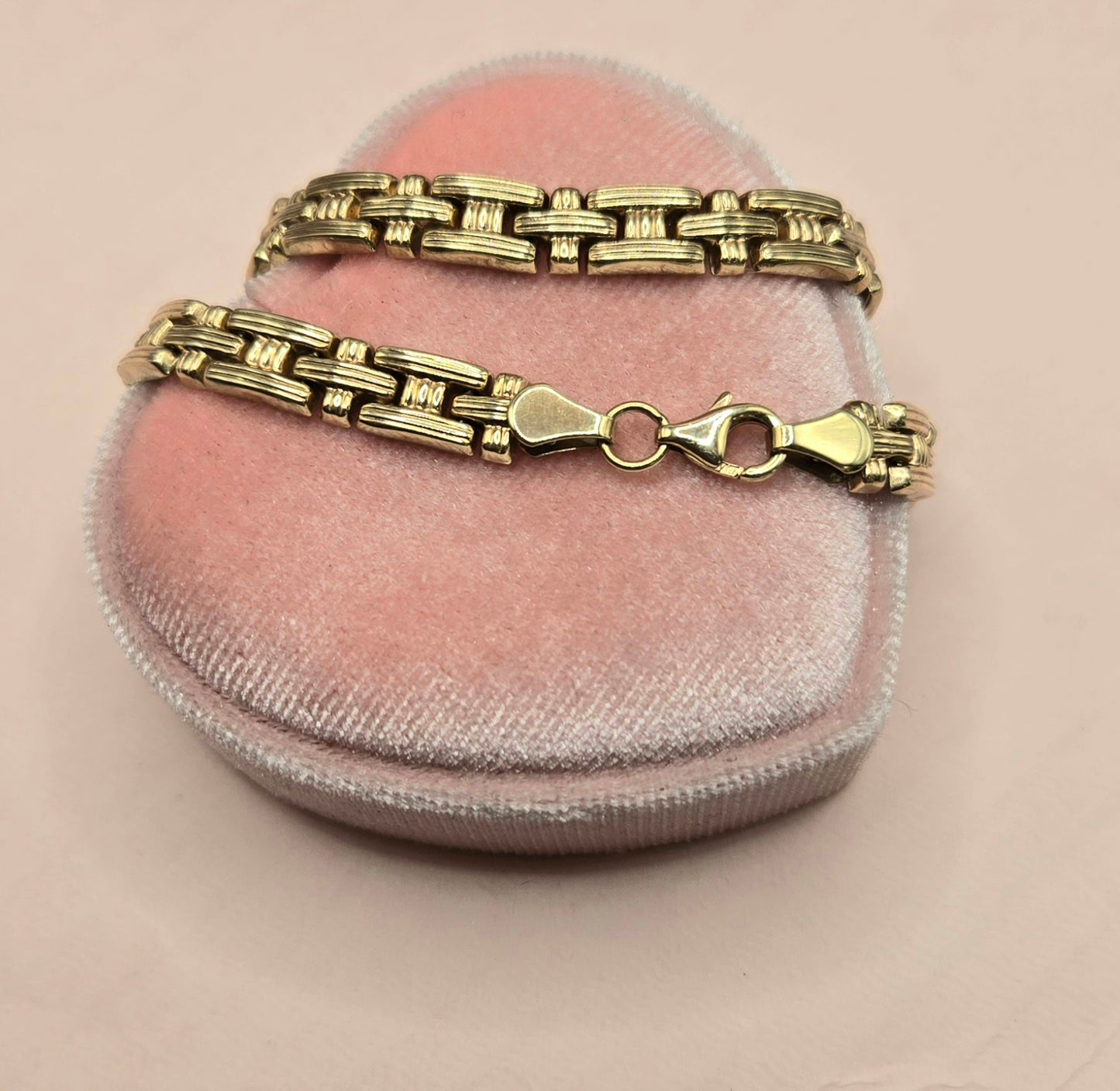 Cross-shaped Clock Choker