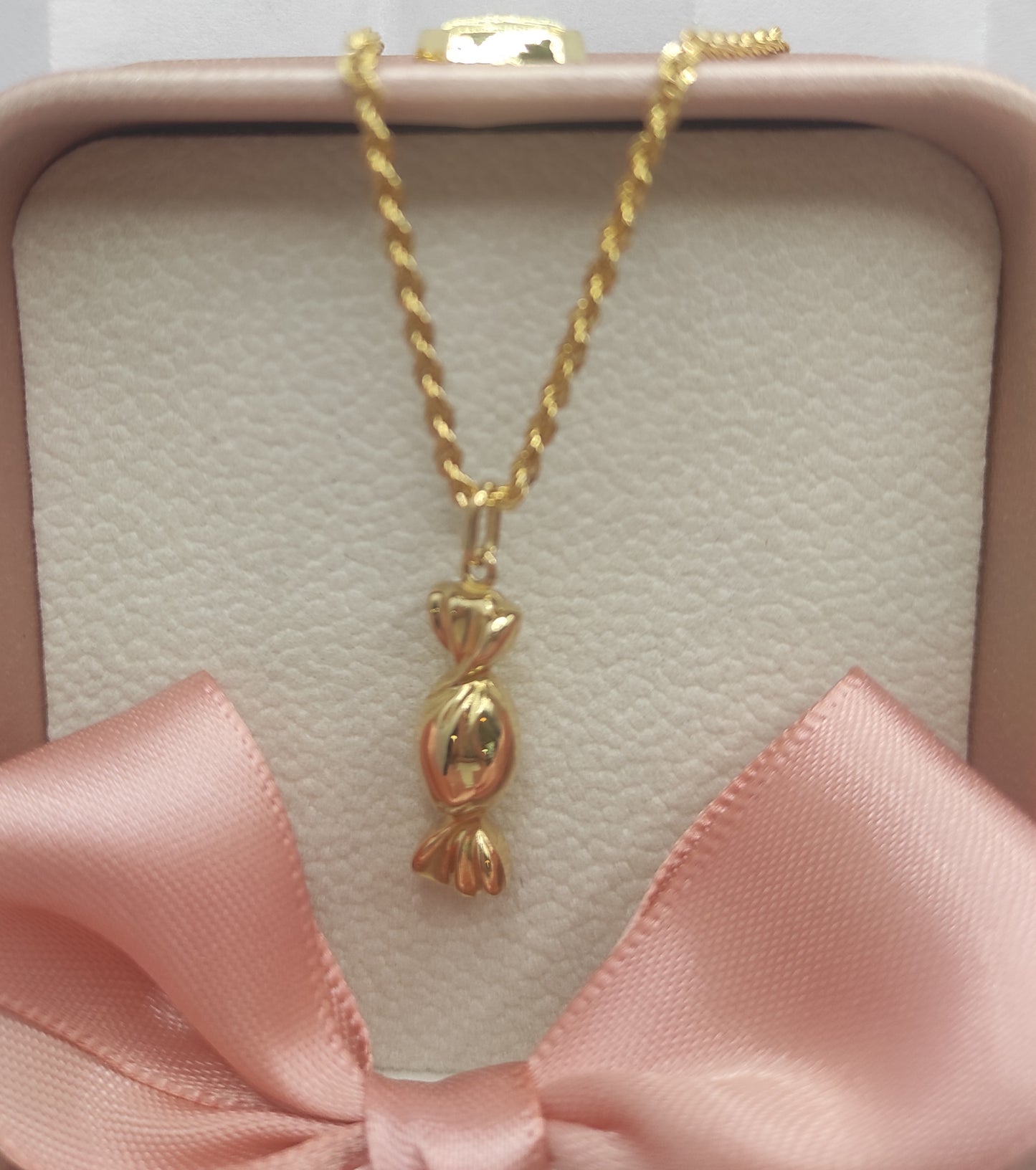 Cordon chain with candy pendant