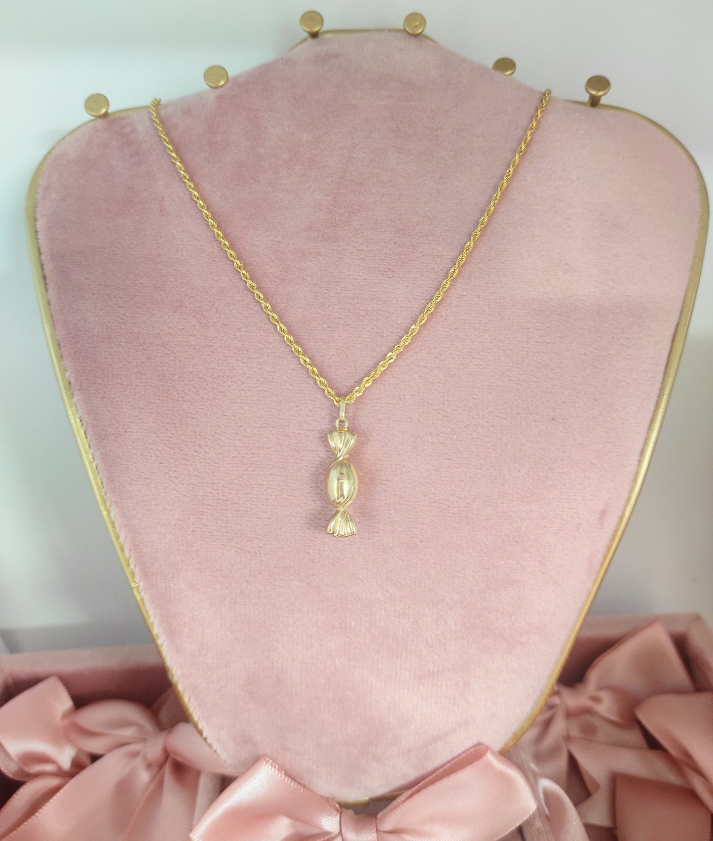 Cordon chain with candy pendant