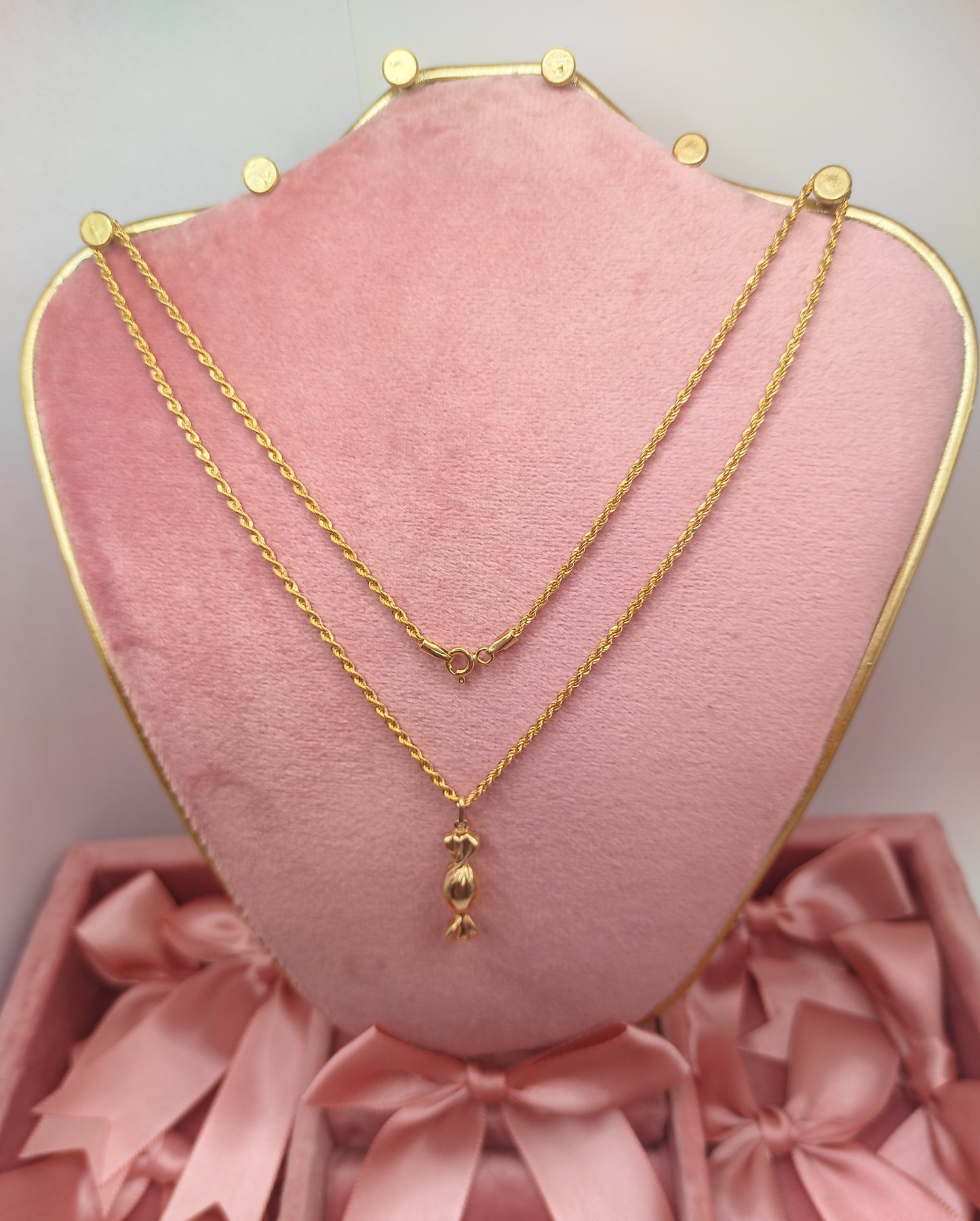 Cordon chain with candy pendant