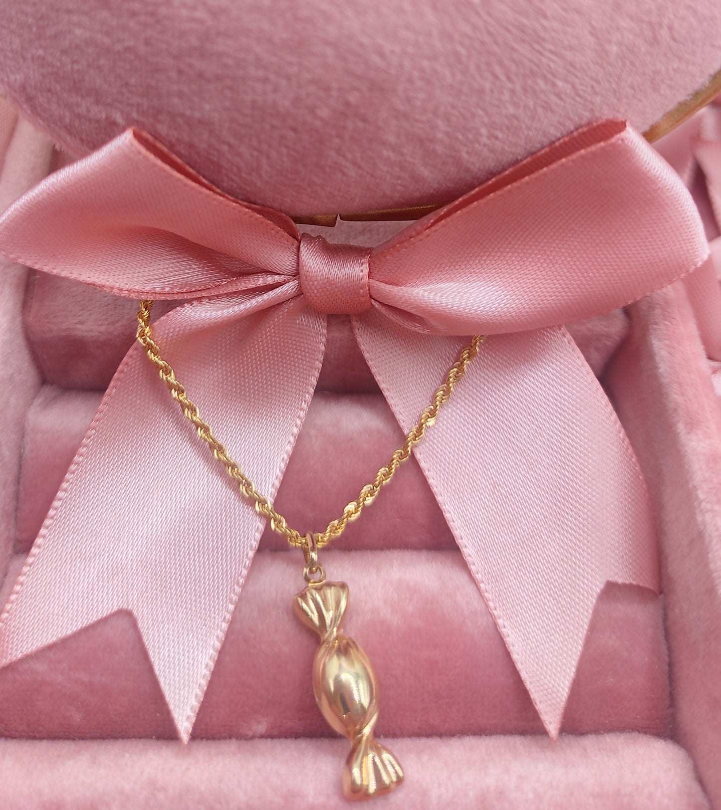 Cordon chain with candy pendant